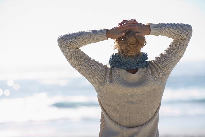 847-06540709 © urbanlip.com / Masterfile Model Release: Yes Property Release: Yes Beautiful mature woman standing on beach
