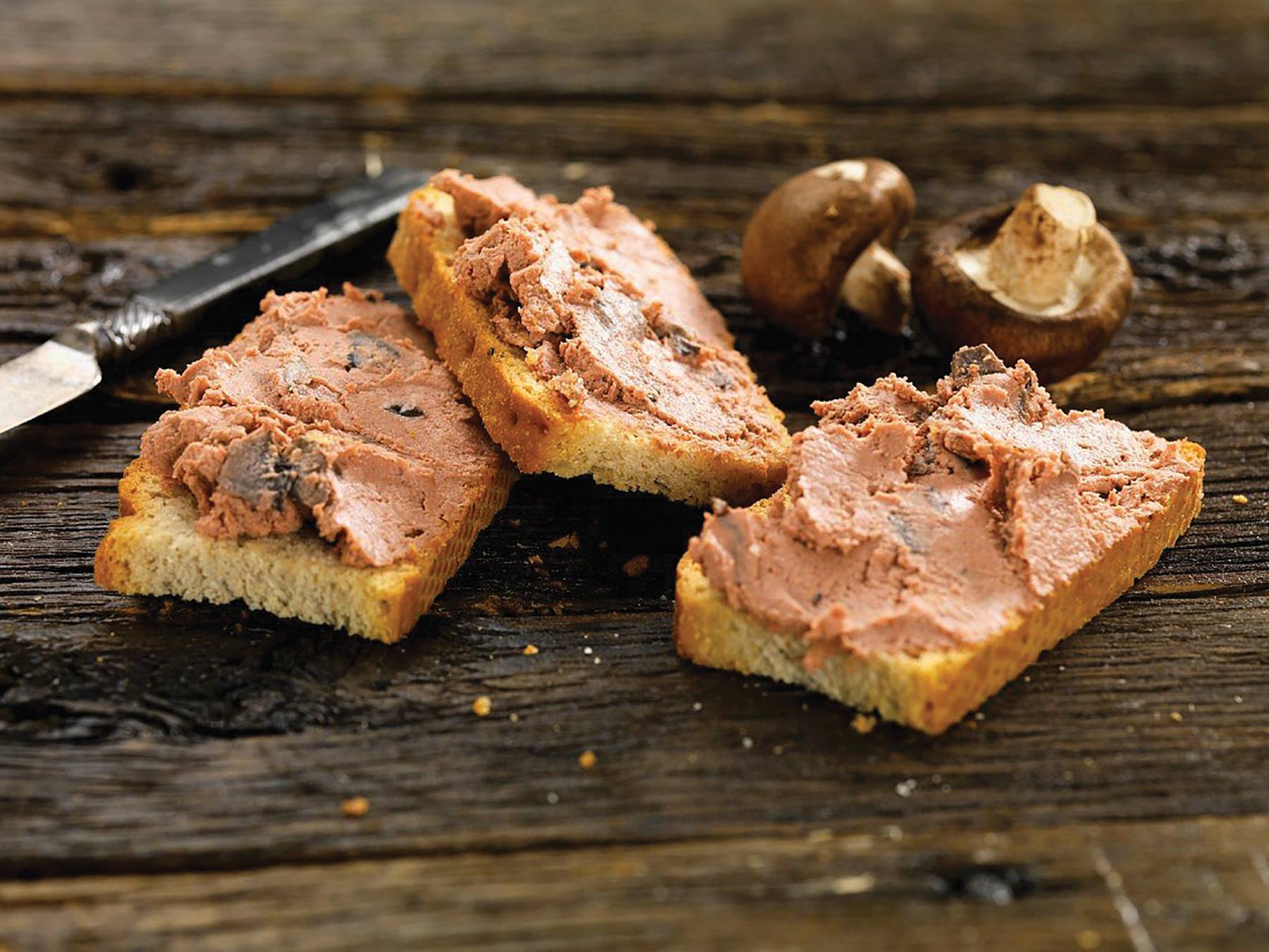 Pilzpastete auf Bruschetta