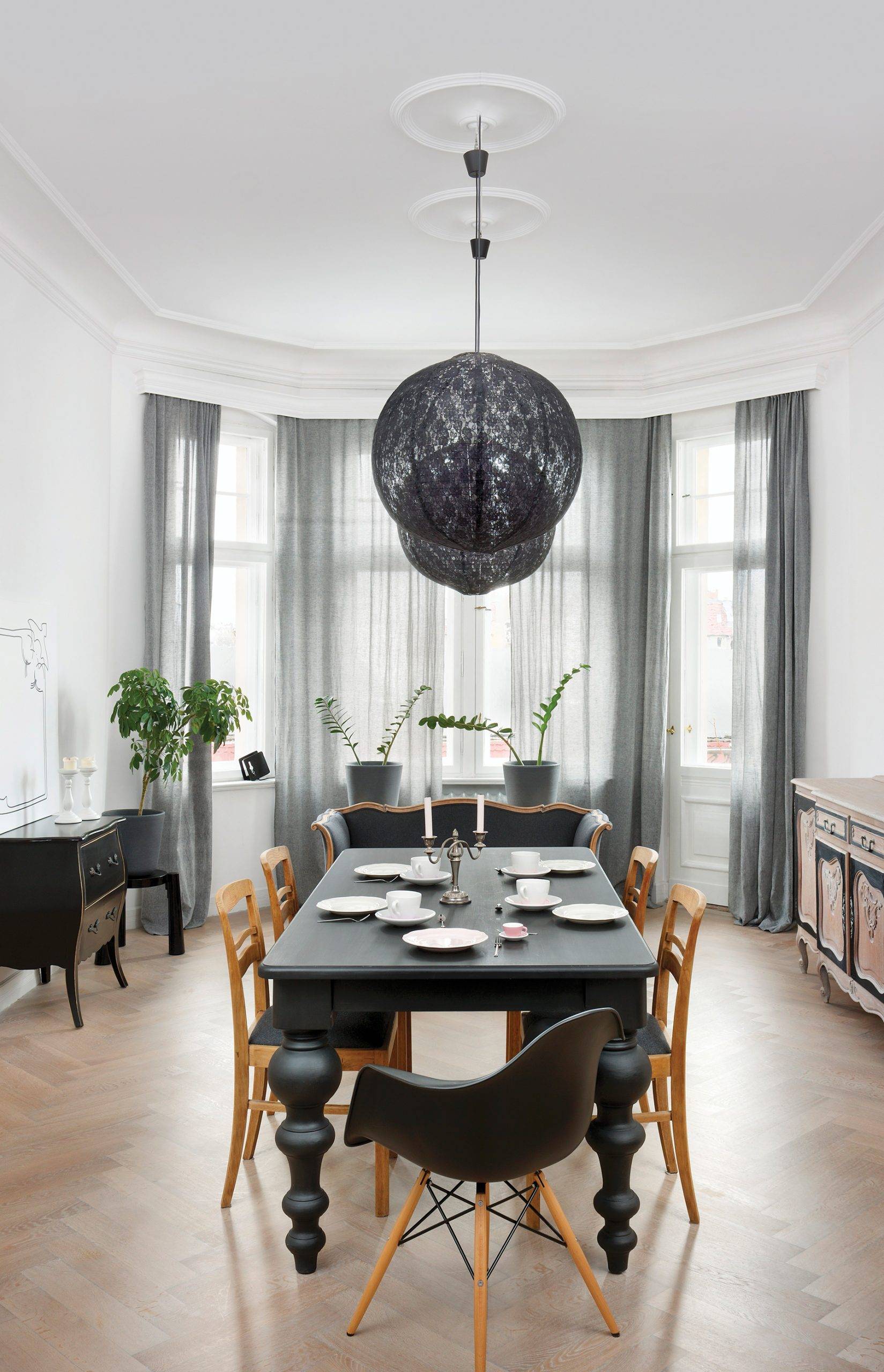 Eclectic, elegant dining room with black and white colour scheme, traditional ambiance and bay window