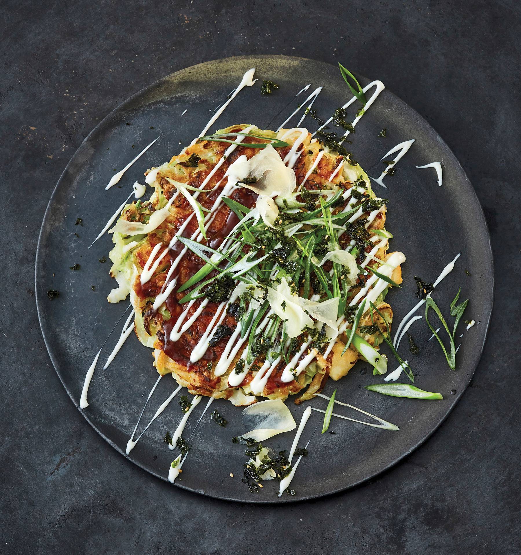Vegan okonomiyaki (white cabbage pancakes with topping)