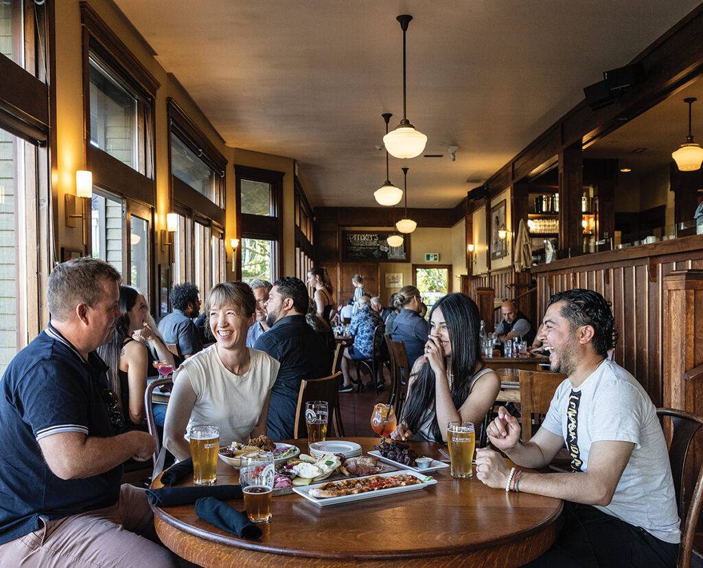 https://www.yammagazine.com/victorias-best-restaurant-award-winner-2023-best-pub-spinnakers